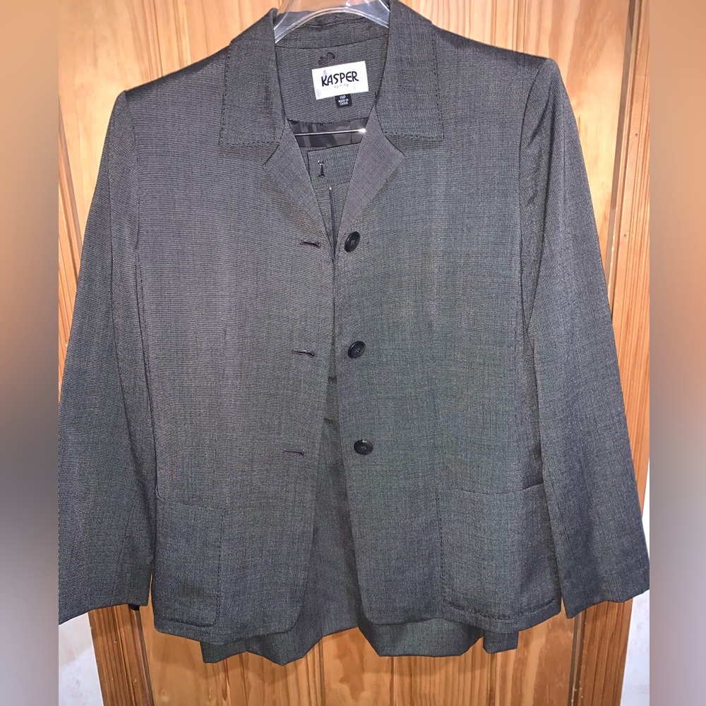 Kasper Woman’s Petite 14p Gray Full Suit, Jacket with matching dress skirt